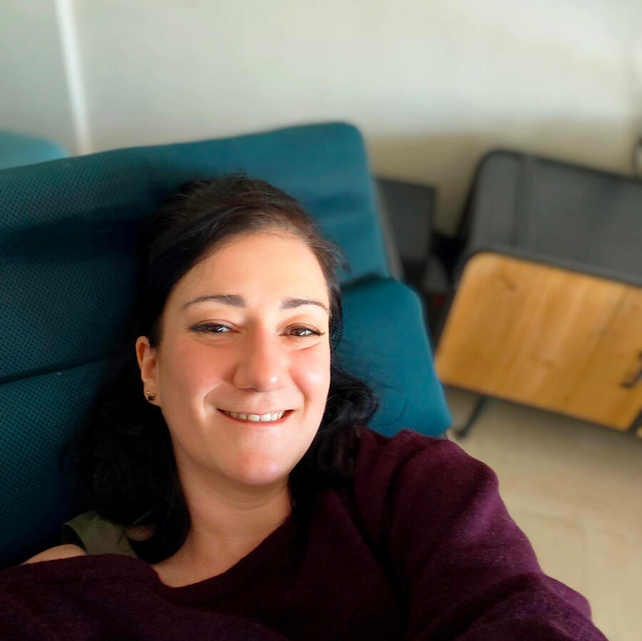 Aurélie Casano, fondatrice de Soul Shiner, souriante dans son cabinet