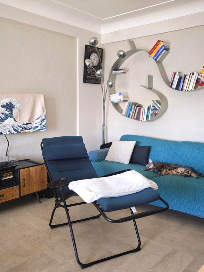 Cabinet de soins énergétiques Soul Shiner avec fauteuil de relaxation et décoration murale