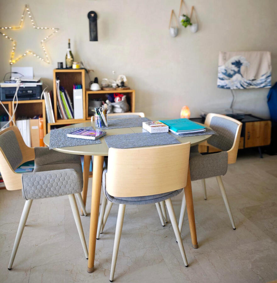 Espace de consultation chez Soul Shiner avec table, livres et décoration lumineuse