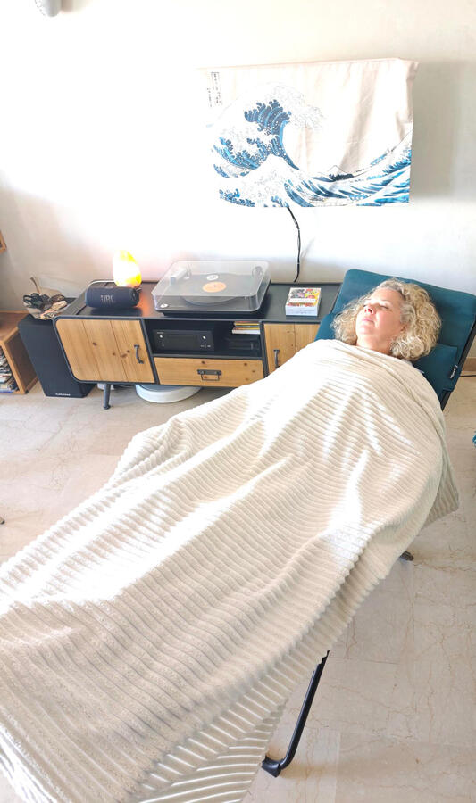 Consultante recevant un soin énergétique dans le fauteuil de relaxation Soul Shiner